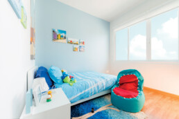 ห้องนอนสีขาว-เตียงนอนสีฟ้า