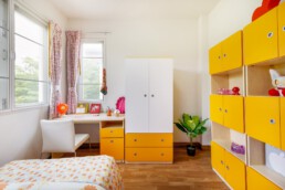 ชั้นวางของสีเหลือง-โต๊ะทำงานสีเหลือง-ตู้เสื้อผ้าสีเหลืองขาว