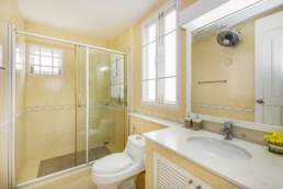 ห้องน้ำ-กระจกกั้นอาบน้ำ-สุขภัณฑ์